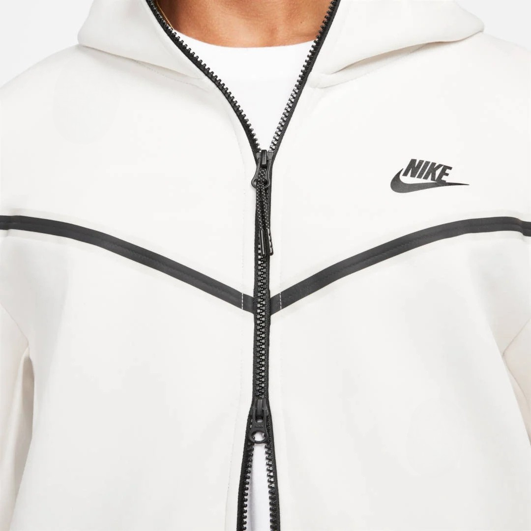 Nike Tech Fleece | White